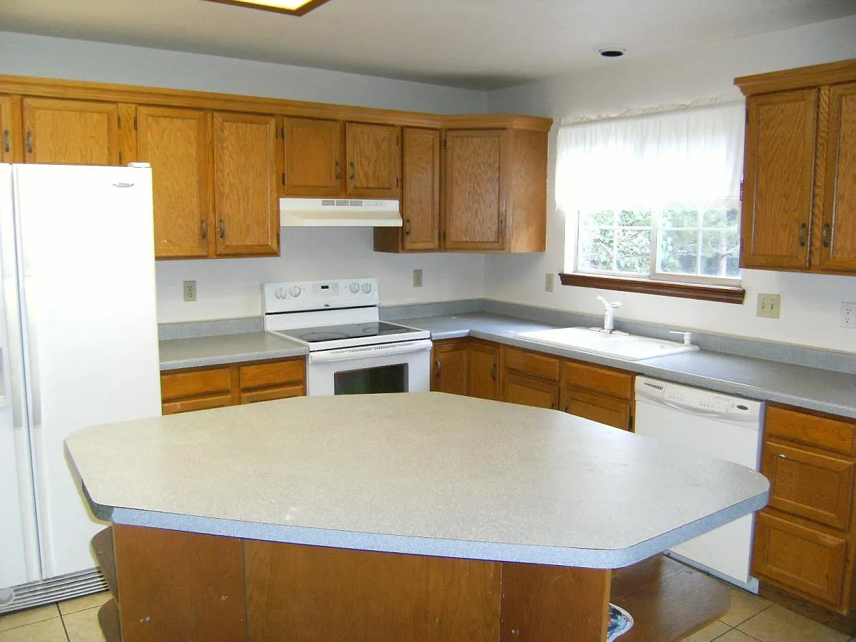 5 bed, 3.5 bath, 2600 sqft, $2,500 — Photo 2