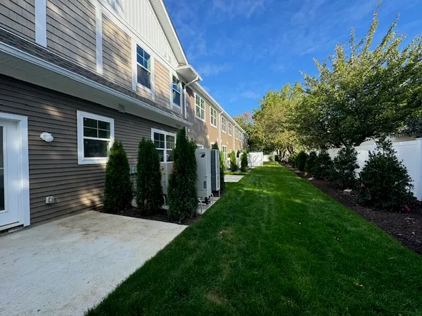 1 Conklin St #201, Farmingdale, NY 11735