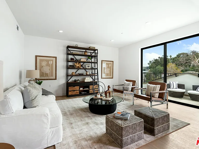 3659 1/2 Regal Pl — Photo 4