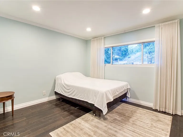 7796 Skyhill Dr — Photo 20