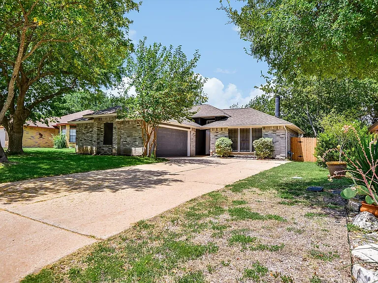 1705 Laurel Ln — Photo 3