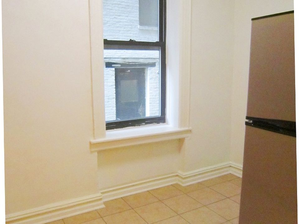1st image of 119 Washington Pl APT 3