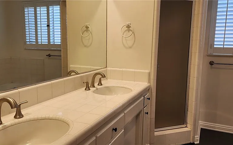 460 Winthrop Rd — Photo 16