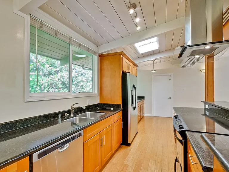 485 Emmons Dr — Photo 22