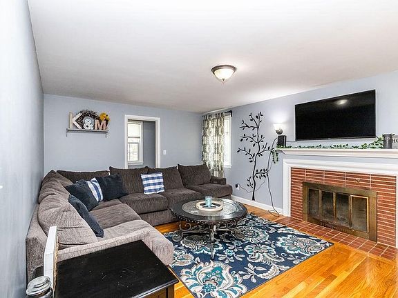 4th image of 676 Pearl St