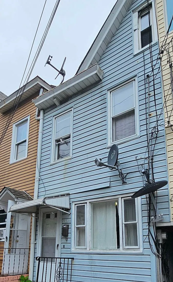 3 bed, 1.0 bath, 844 sqft, $2,000 — Photo 1