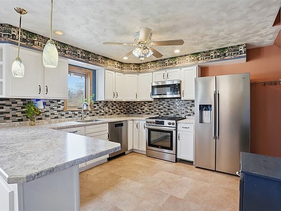 3rd image of 1202 Romanhoff St