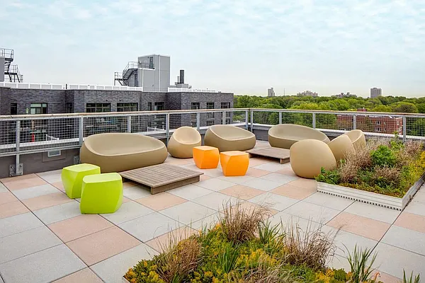 Rented by Lisa Management | media 35