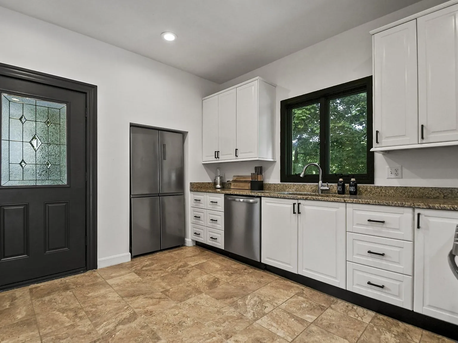 4 bed, 3.0 bath, 2200 sqft, $1,252 — Photo 4