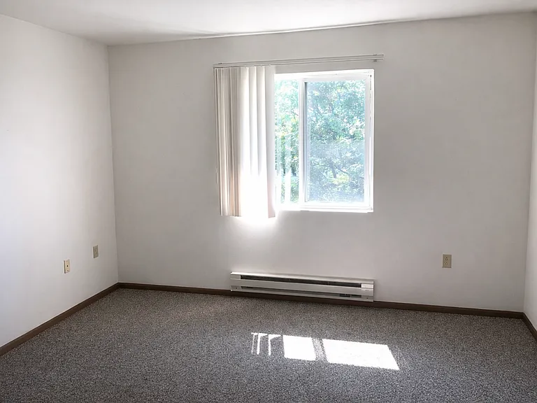 201 - 207 West Win Heights — Photo 18