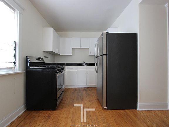 2nd image of 849 W Wellington Ave #Ch