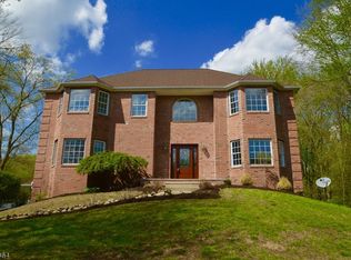 29 Swan Ln, Lake Hopatcong, NJ 07849