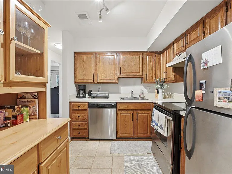 545 Colecroft Ct — Photo 8
