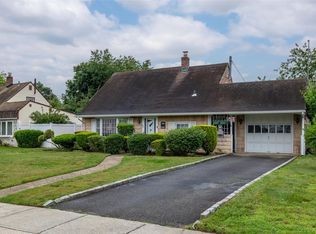 50 Sycamore Ln, Levittown, NY 11756