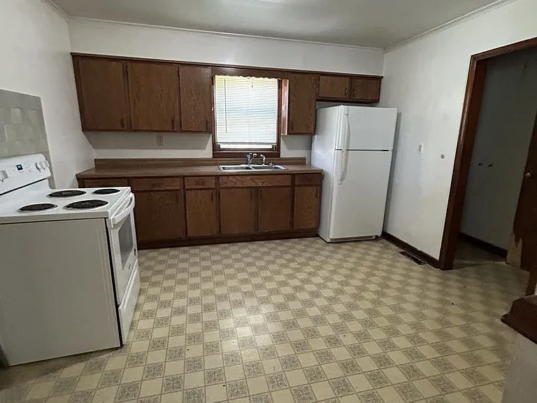 403 E Jefferson St — Photo 3