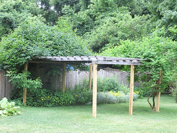 4th image of 14 Applewood Dr
