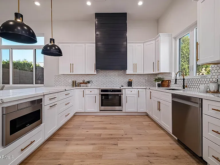 8725 E Malcomb Dr — Photo 1