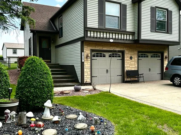 215 N Oltendorf Rd, Streamwood, IL 60107