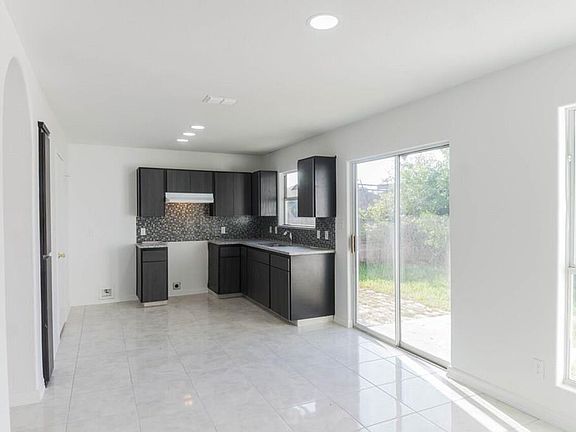 3rd image of 1456 Guadalupe Cir