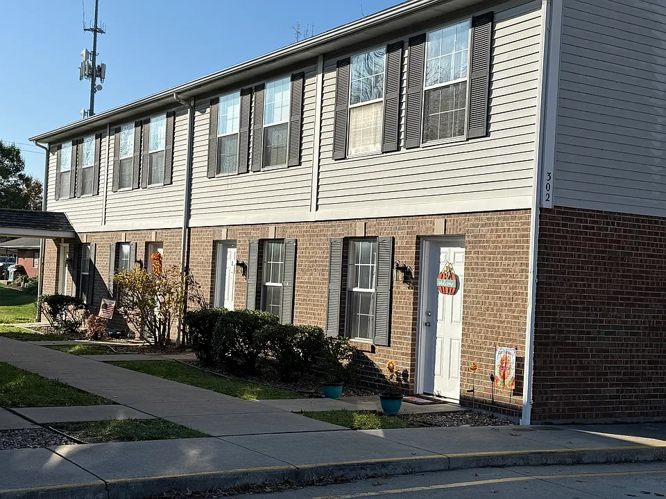 302 E 1st St #8