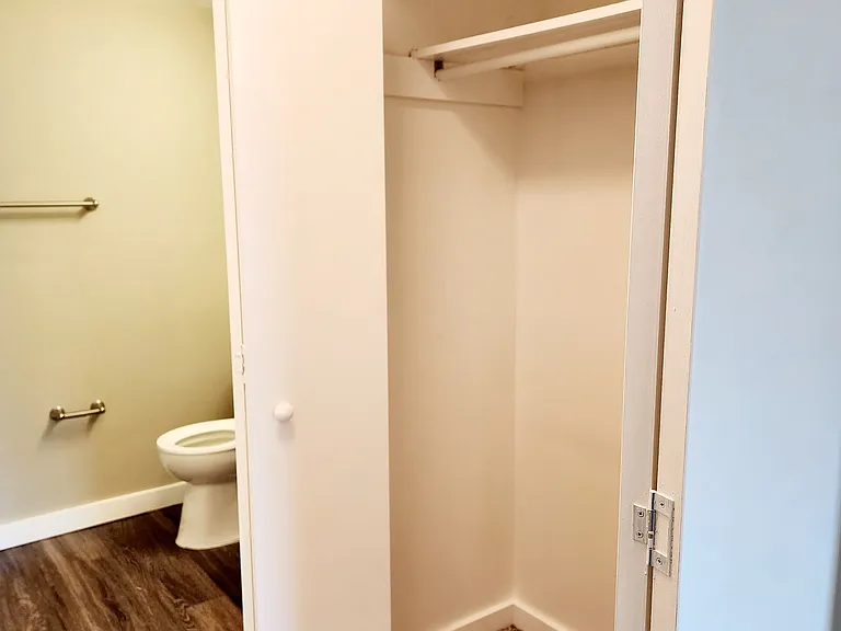 Jr. 1bd Closet - Bathroom Entry