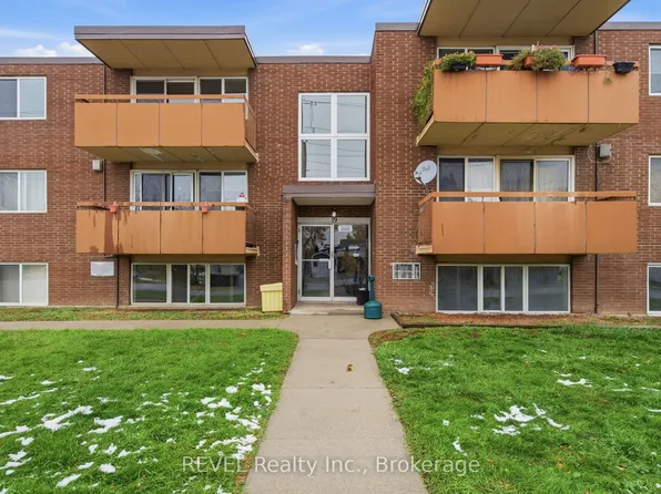 19 Manchester Ave #301, Saint Catharines, ON L2R 1N9
