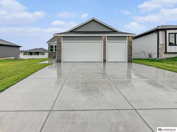 5910 SW 9th St, Lincoln, NE 68523