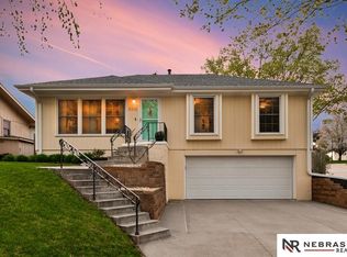 8202 Wildewood Dr, Ralston, NE 68127
