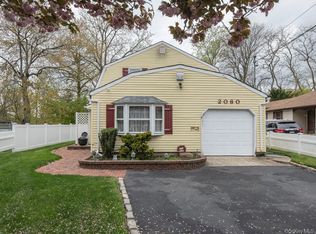 2080 Seamans Neck Rd, Seaford, NY 11783