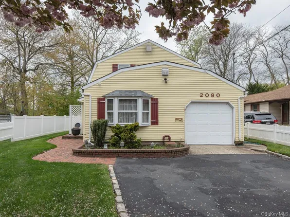 2080 Seamans Neck Road, Seaford, NY 11783
