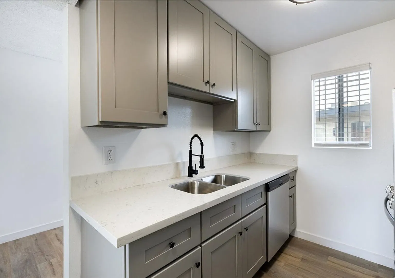 Beautiful Boyle Heights Apartment! — Photo 3