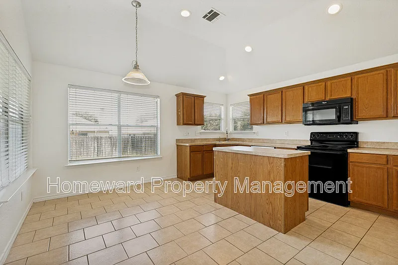 3 bed, 2.0 bath, $1,950 — Photo 4