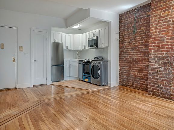 3rd image of 328 W 47th St #Penthouse 5c