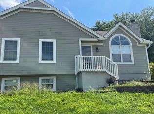 605 Oak Dr, Raymore, MO 64083