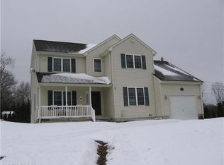 33 Richards Grove Rd, Quaker Hill, CT 06375