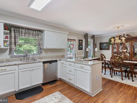 5th image of 704 Alamo Ln