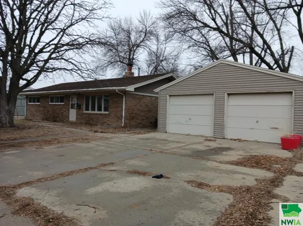 932 Lincoln St, Vermillion, SD 57069