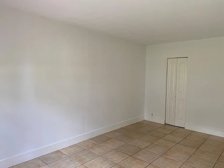 237 SW 13th St #4 — Photo 1