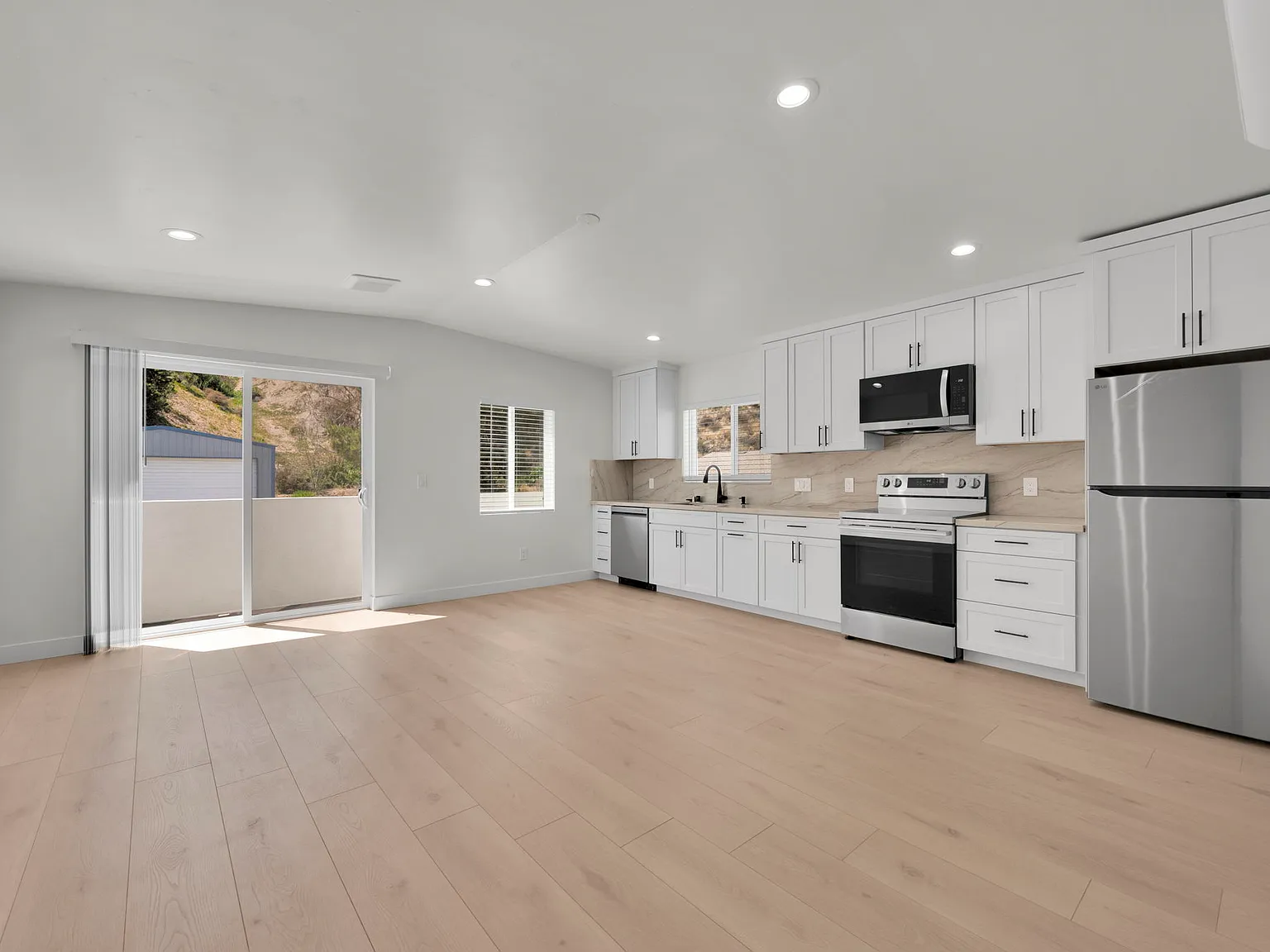 2 bed, 900 sqft, $3,200 — Photo 4