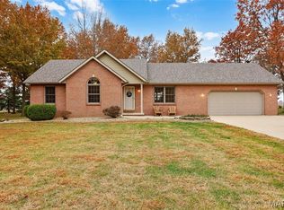 12926 Maple St, Highland, IL 62249