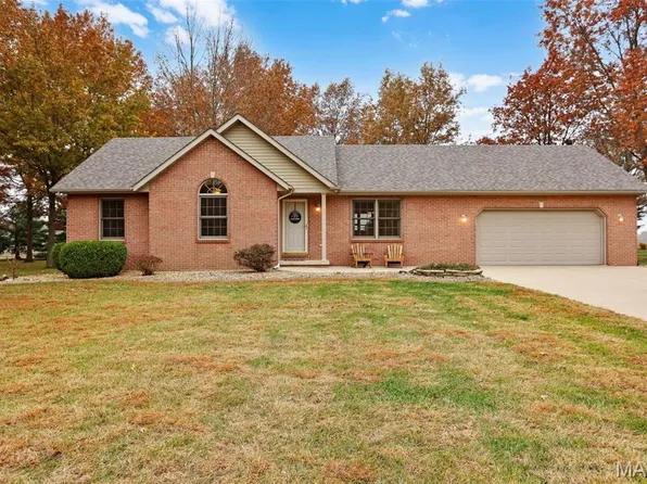 12926 Maple St, Highland, IL 62249