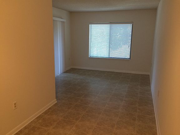 3rd image of 1600 Park Cir #1