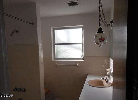 5th image of 820 Lakewood Dr