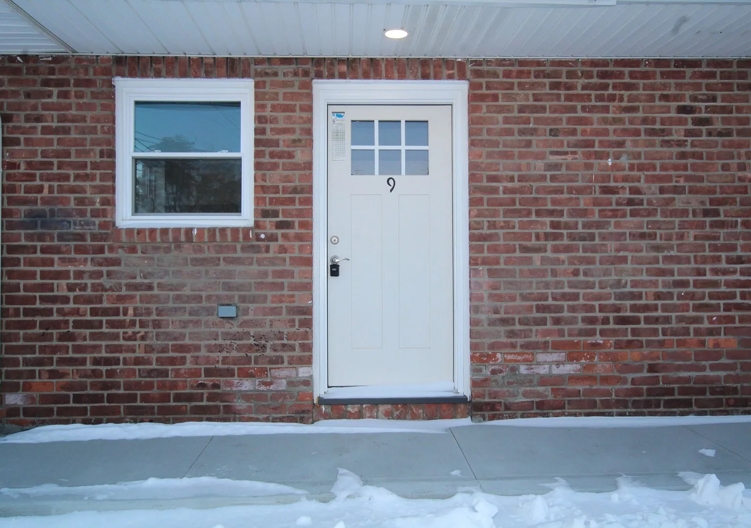 Beautifully remodeled and completed efficiency studio. — Photo 3