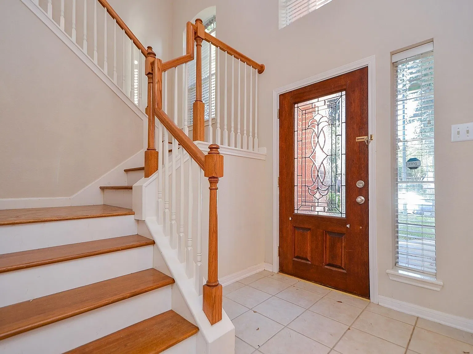 4 bed, 2.5 bath, 2336 sqft, $2,000 — Photo 2