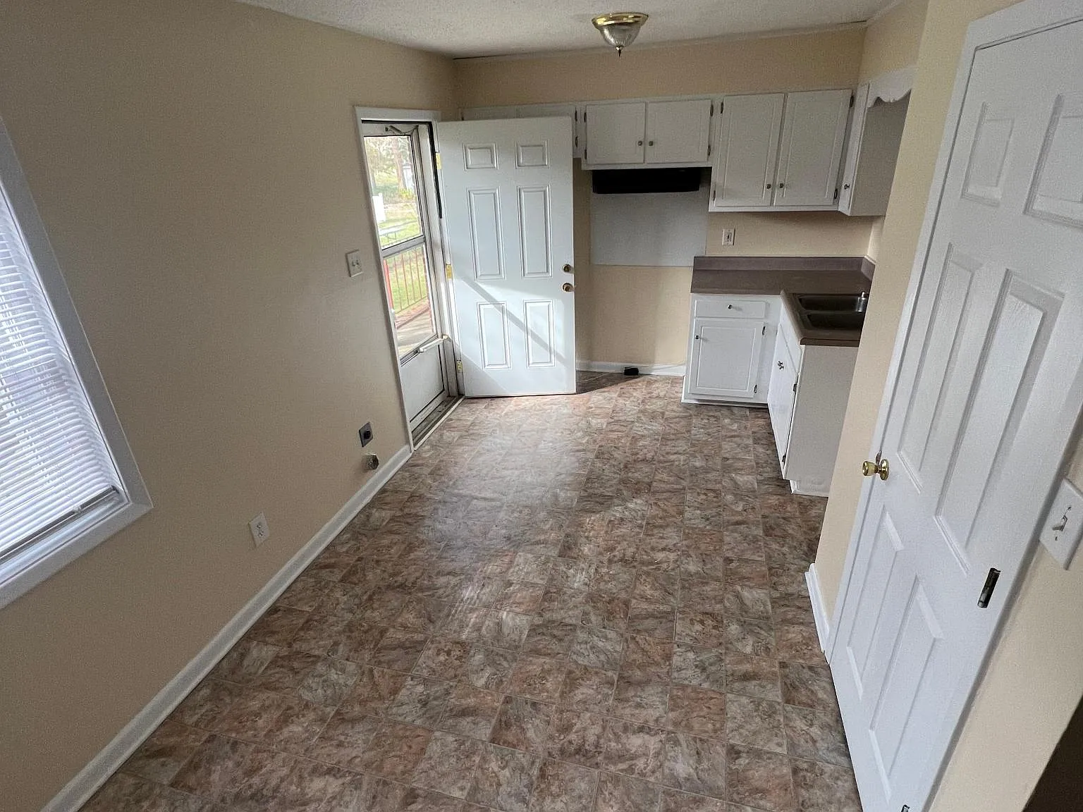 2 bed, 900 sqft, $1,050 — Photo 4