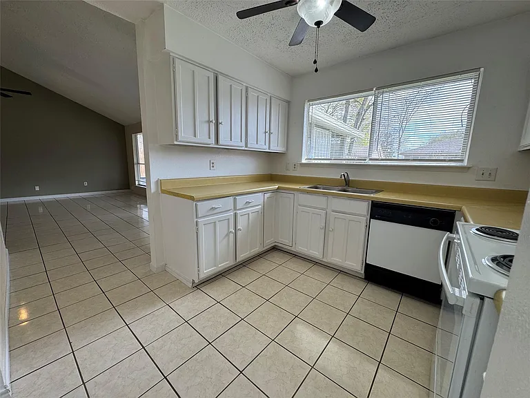 4703 Rivertree Ln — Photo 10