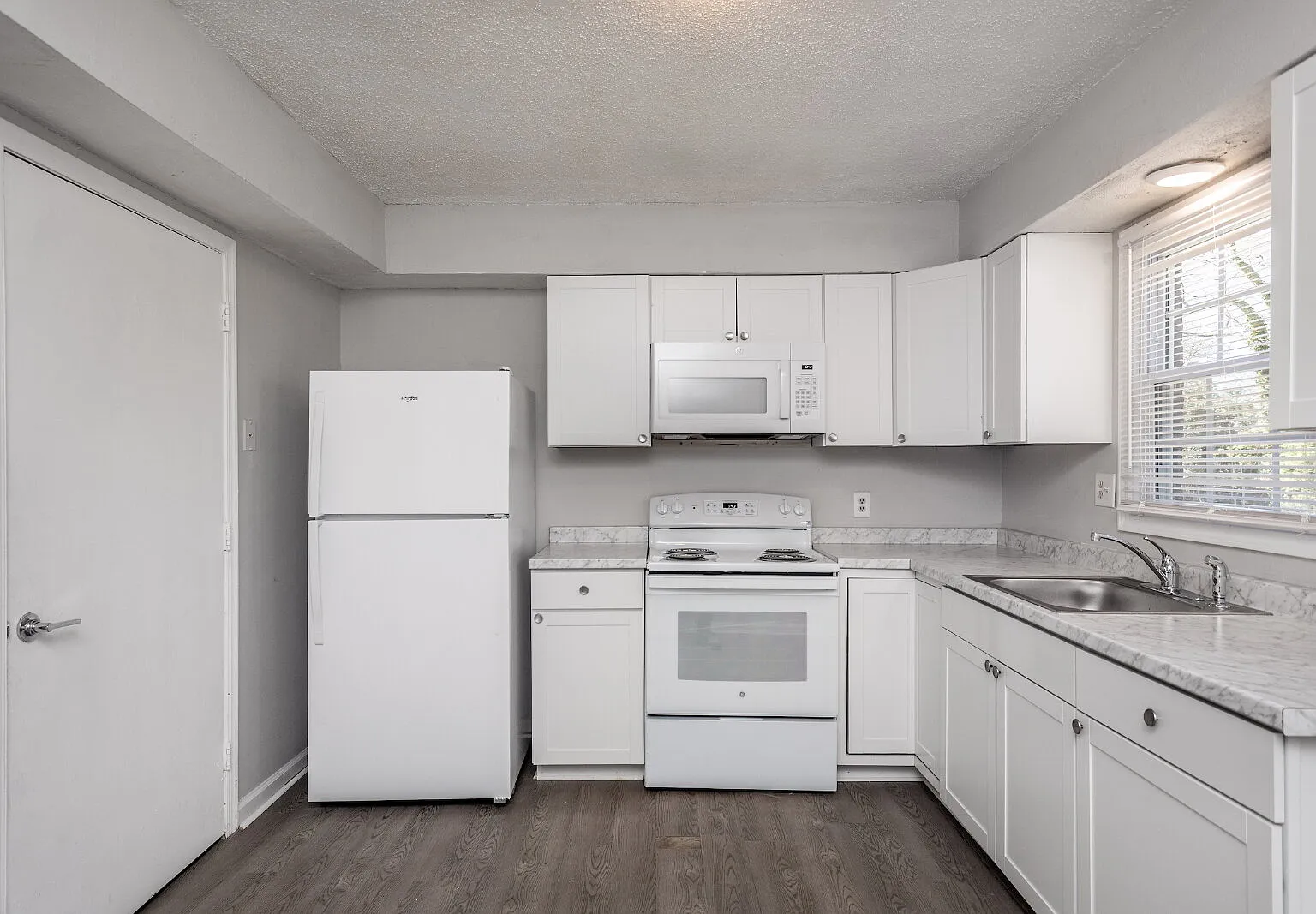 2 bed, 1.0 bath, $1,195 — Photo 2