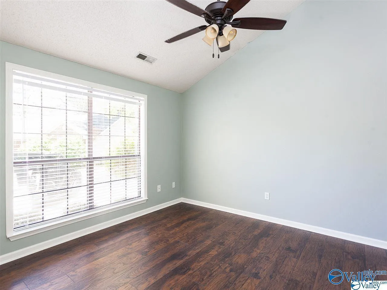 4 bed, 3.0 bath, 1348 sqft, $1,600 — Photo 3