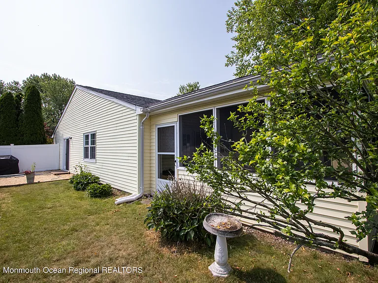 49 Williamsburg Dr — Photo 33